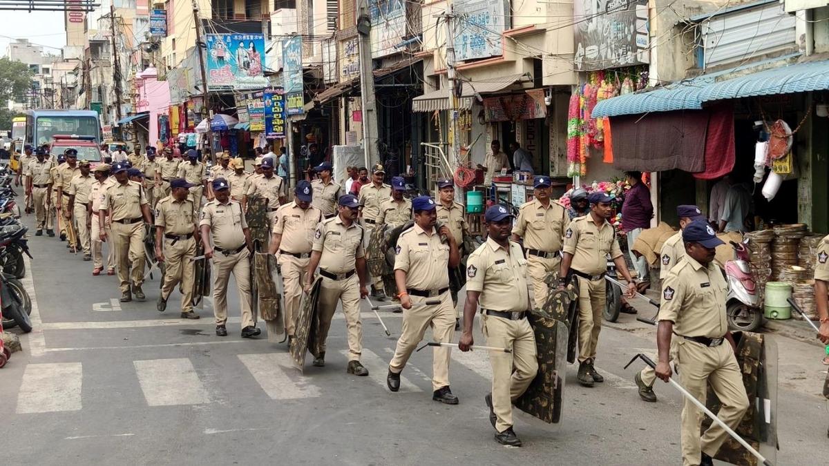 Police hold flag march in Narasaraopet ahead of local body polls