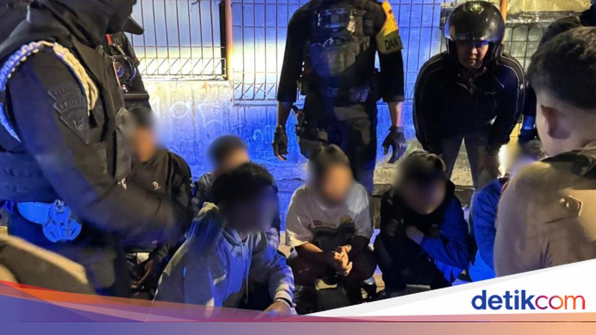 Polisi Amankan 8 Remaja Hendak Tawuran di Jaktim, Celurit dan Arit Disita