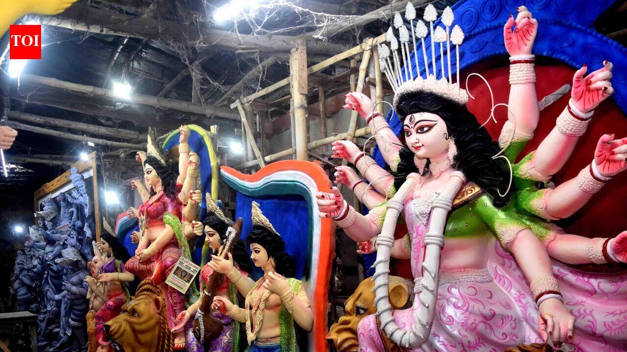 Prayagraj artisans adopt eco-friendly painted Durga Puja idols | Prayagraj News