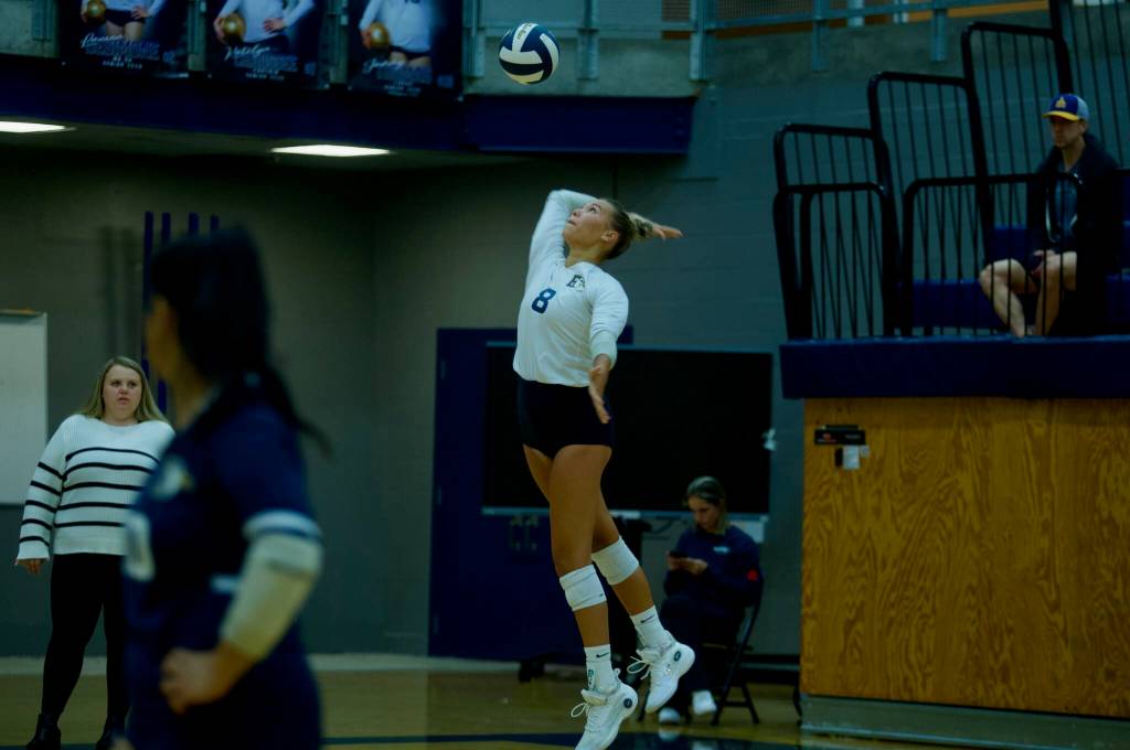 Everett junior Ava Gonzalez serves the ball during the Seagulls’ 3-1 win against Glacier Peak at Everett High School on Sept. 15, 2025. (Joe Pohoryles / The Herald)