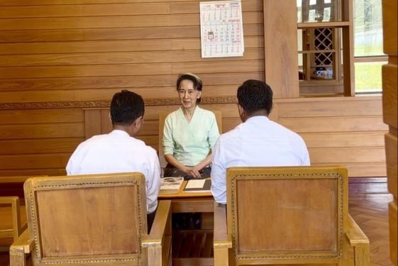 Rare photos of Myanmar’s Aung San Suu Kyi show her receiving books sent by King Charles III