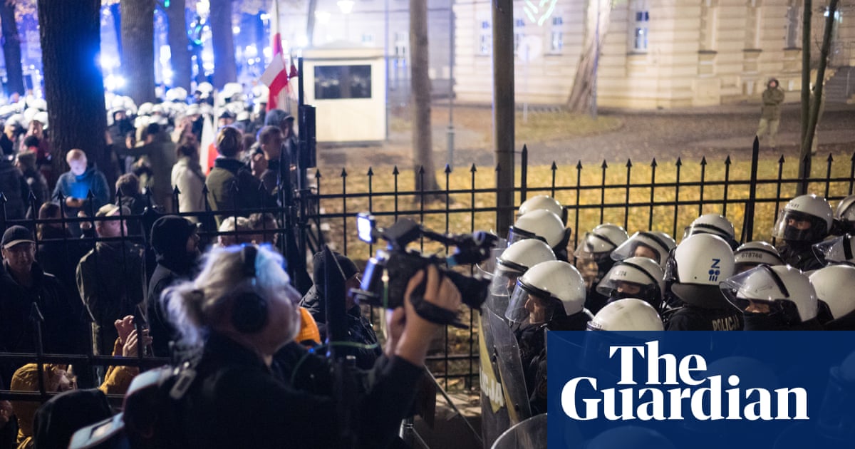 Riot police deployed to Poland’s constitutional court after judge suspended | Poland