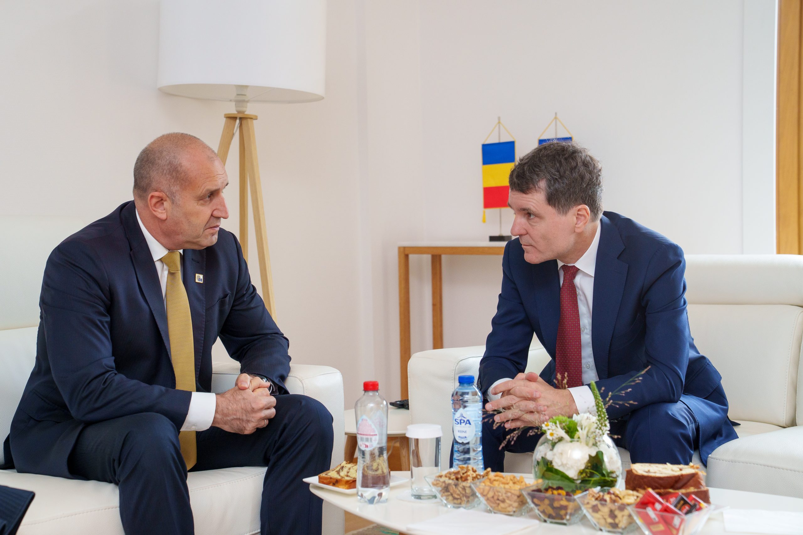 Romanian President Meets Bulgarian Prime Minister Rumen Radev for Talks on Bilateral Relations