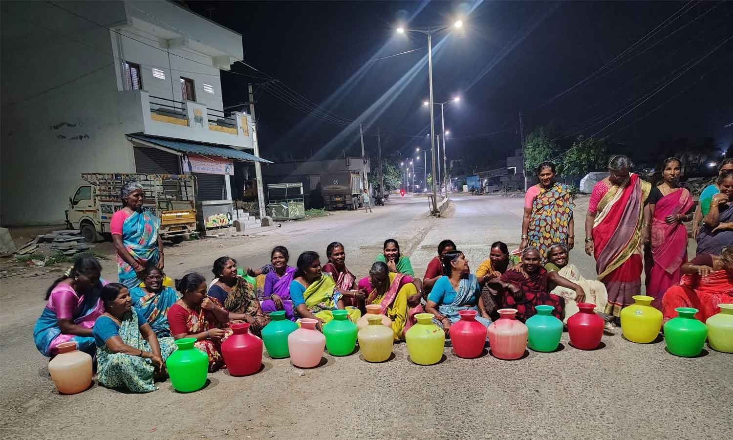 SC Colony women hit streets at midnight over water crisis