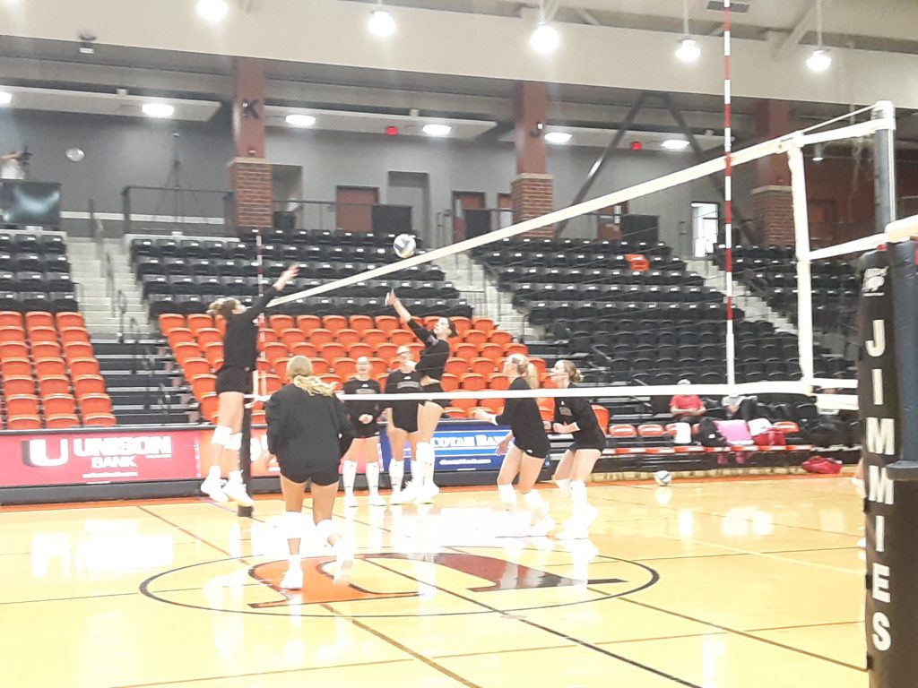 SCSU Stops UJ Women's Volleyball