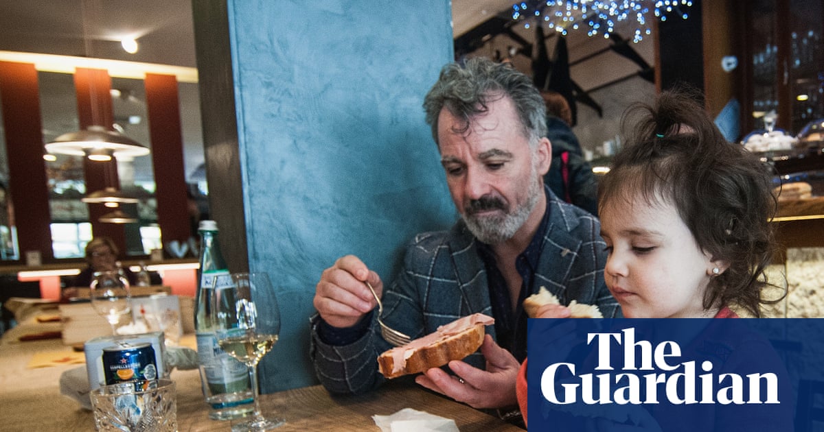 Sardinian restaurants ban families from using phones at the table | Italy