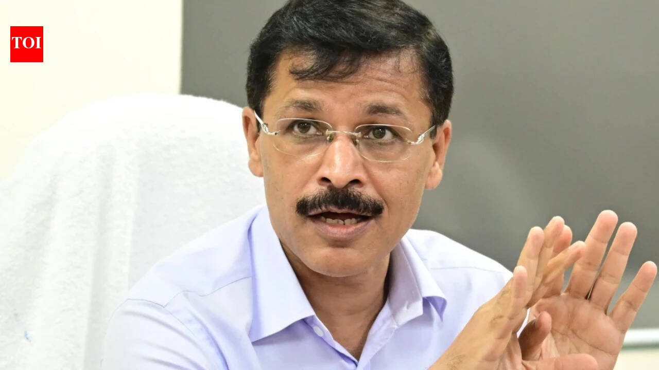 Schoolboy asks Tukaram Mundhe to bring back vada pav in schools; the Maharashtra FDA chief’s response is winning hearts |