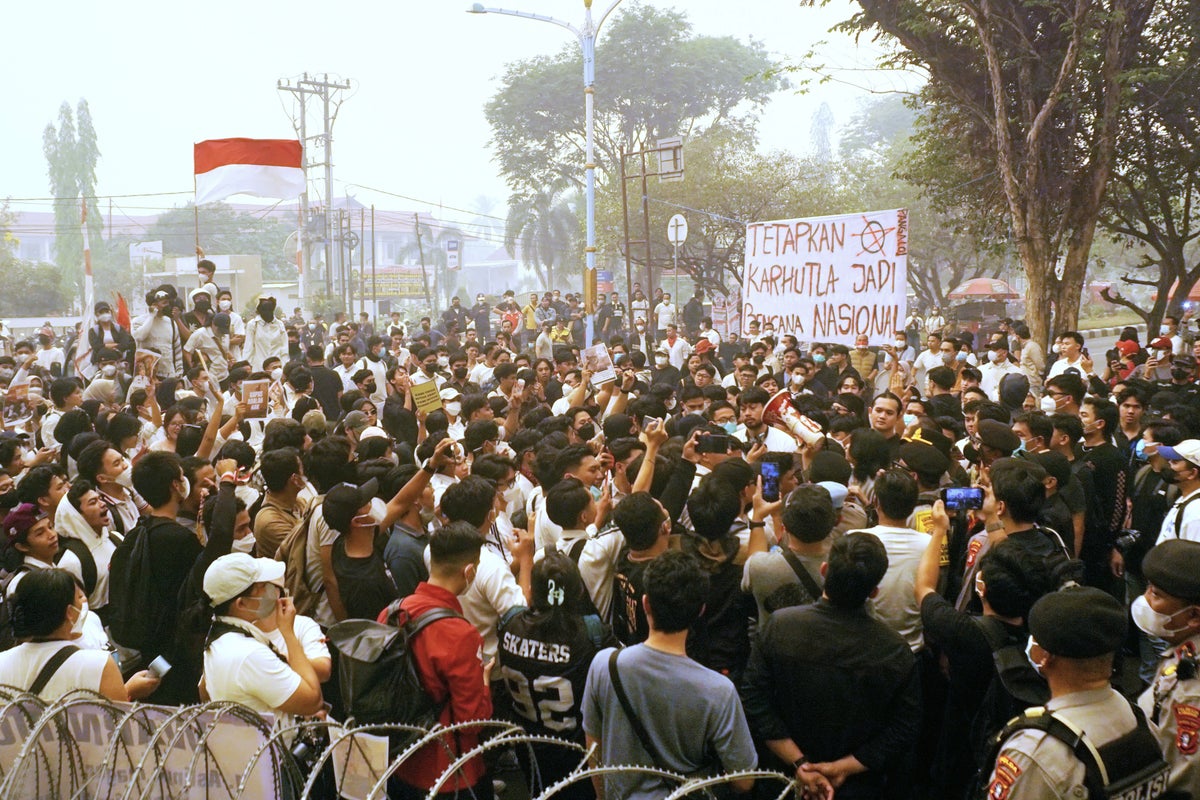 Southeast Asia's worst haze in over a decade sparks student protests